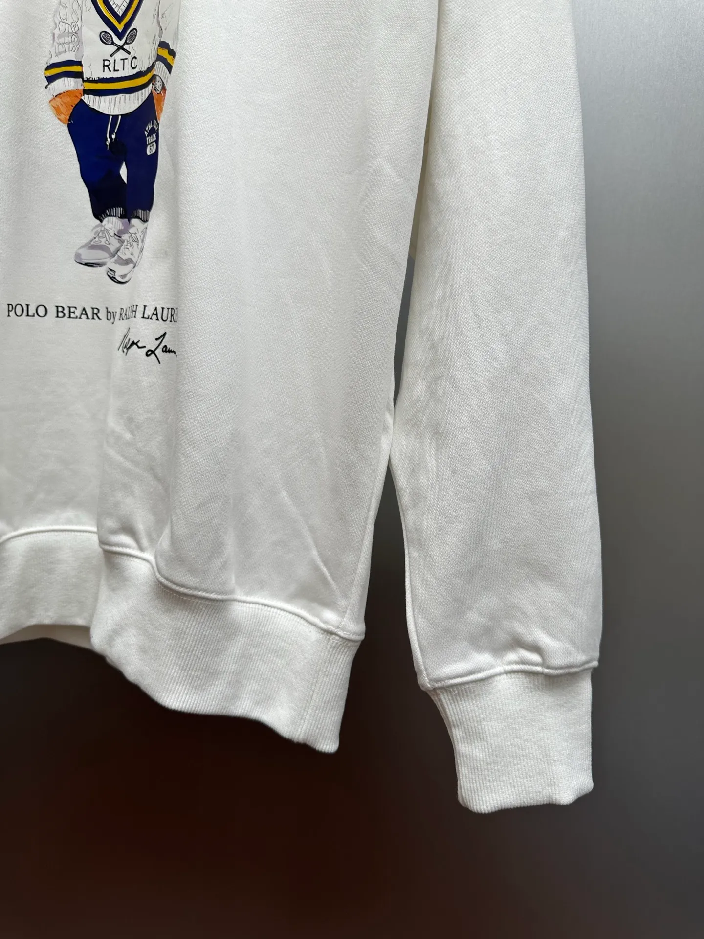 P250 RalphLauren/Ralph Lauren 2025 new autumn and winter bear letter printed terry sweatshirt Ralph Lauren's age-reducing item, the coat fabric is made of 60% cotton➕40% polyester, which not only retains the softness, comfort and breathability of cotton, but also adds the wear resistance and wrinkle resistance of polyester fiber, making the clothes more durable and easy to care for. Even in slightly cooler weather, you won't feel stuffy when wearing it. This kind of fabric has a natural crisp feel and is not easy to pill or deform. The bear on the chest is printed with English letters. It is full of color, full of three-dimensionality, and lifelike, adding a bit of liveliness and interest to the whole sweatshirt. There is no pressure to dress, regardless of age or gender. Complete accessories!  Color: White Size: S M L XL